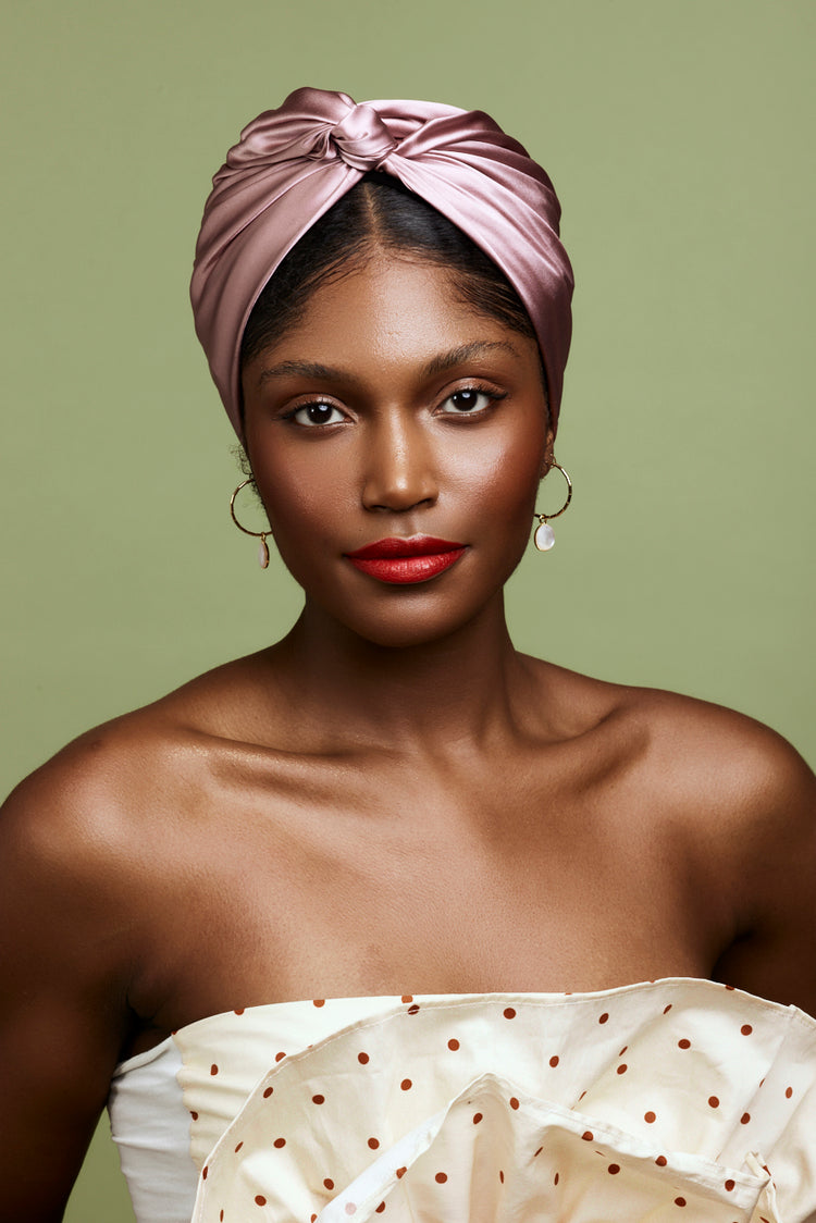 Turban cubaine en soie mauve – vue de trois quarts