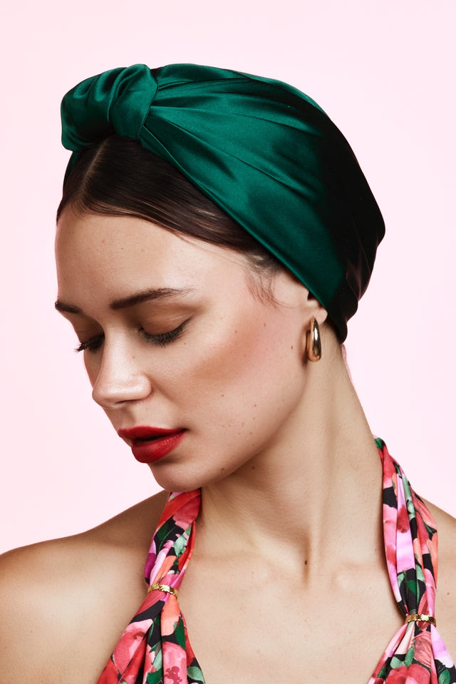 Turban parisienne en soie émeraude – profond et luxueux