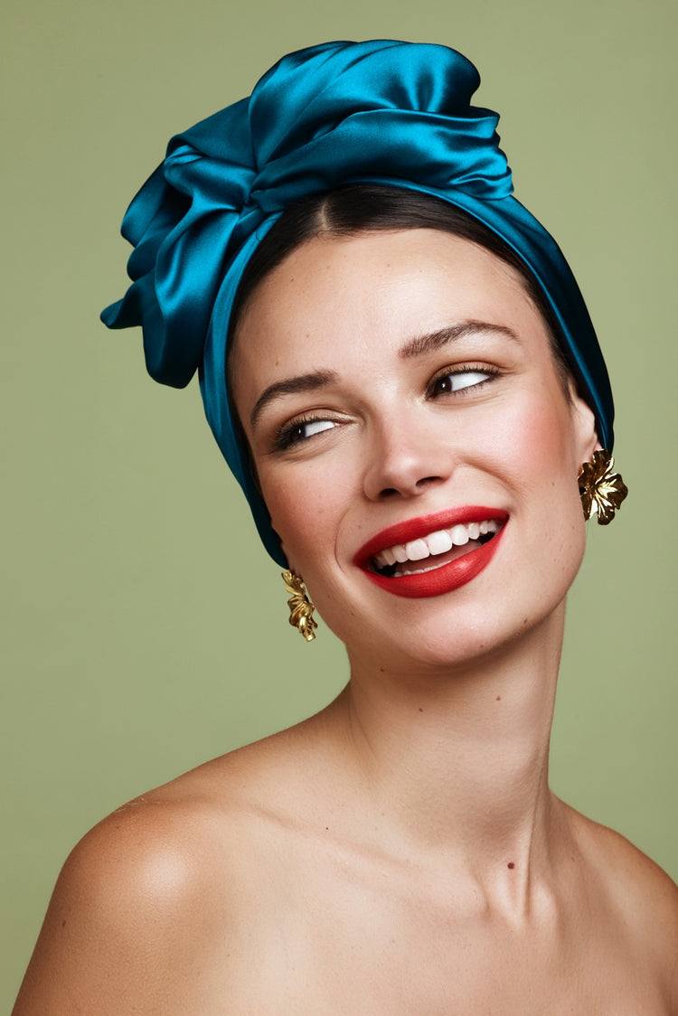 Turban africaine en soie bleu canard – noué volumineux et élégant