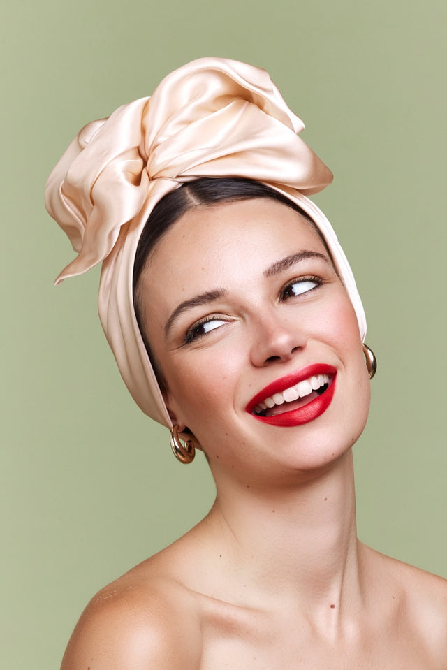 Turban africaine en soie champagne – raffiné et lumineux