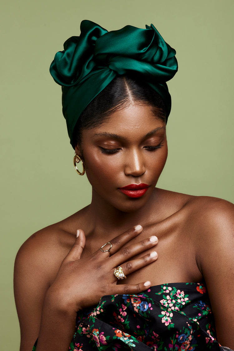 Turban africaine en soie émeraude – couleur profonde et luxueuse