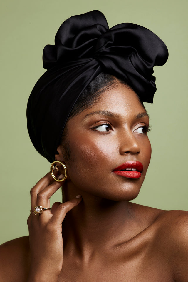 Turban africaine en soie noir – intemporel et élégant