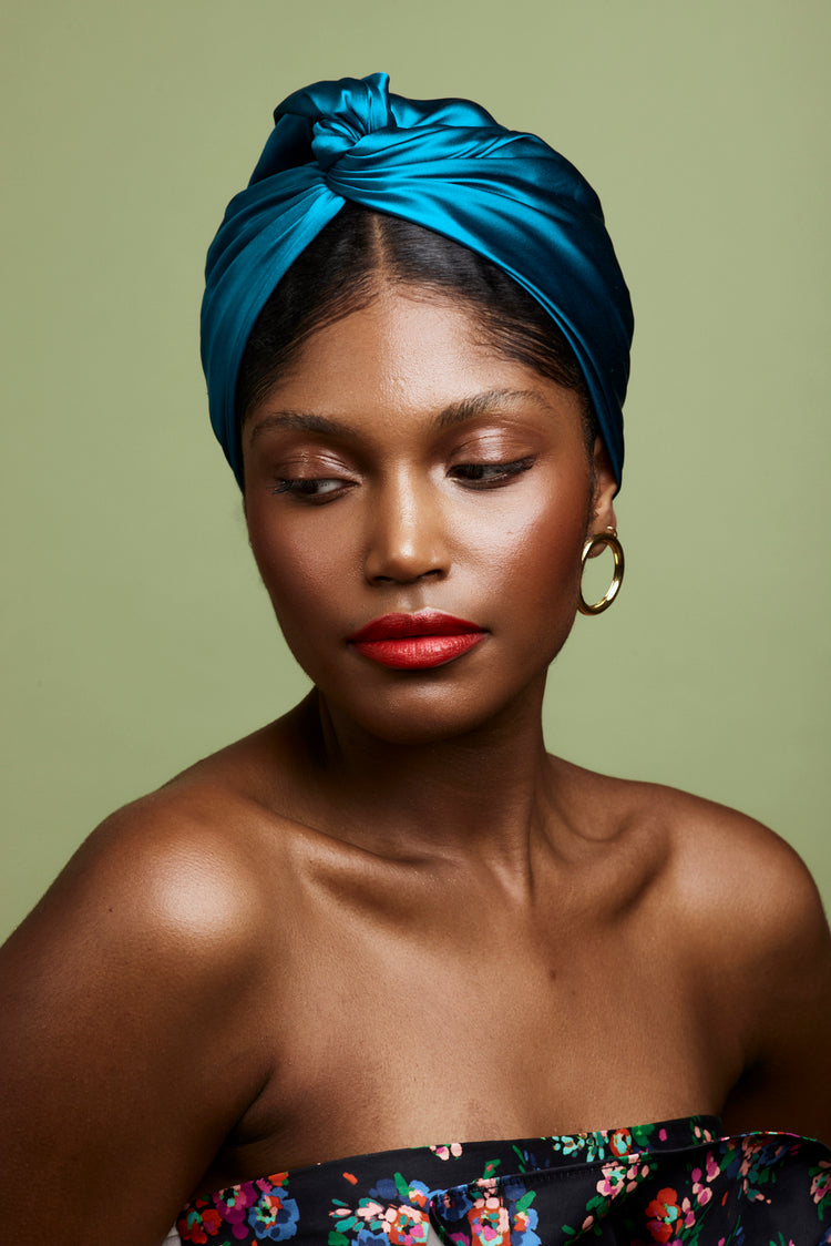 Turban cubaine en soie bleu canard – vue de trois quarts