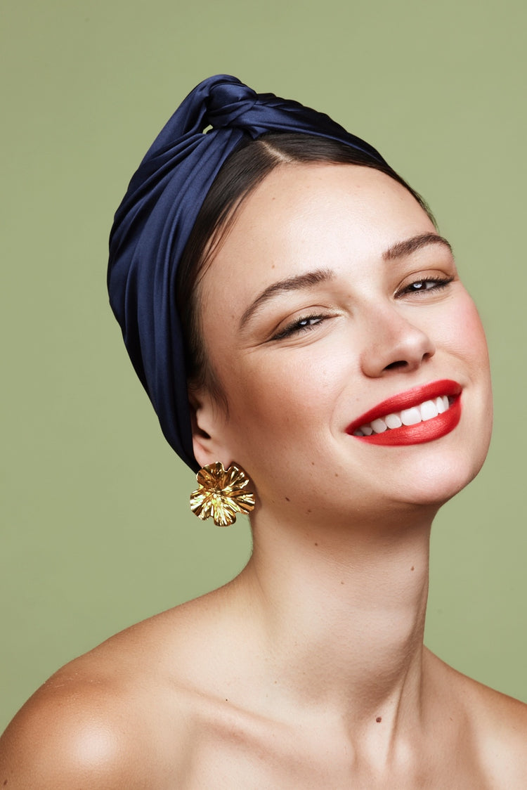 Turban cubaine en soie marine – vue de trois quarts